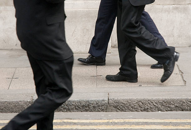 Biznes mężczyzn, chodzenie w dół ulicy – zdjęcie