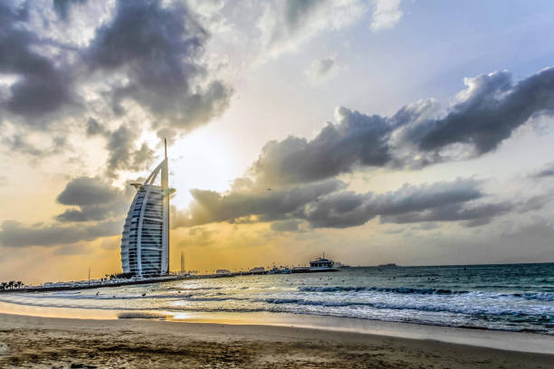 por do sol vista do burj al arab, hotel de sete estrelas, uma vista da praia de jumeirah, mar arábico, residencial e empresarial arranha-céus, dubai, emirados árabes unidos - jumeirah beach hotel - fotografias e filmes do acervo