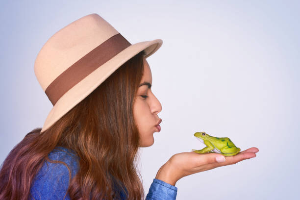 Japanese tree frogs, found in rice fields and grassy areas, have the amazing skill of being able to change the color of their bodies. They often change the color of their bodies to match their surroundings, for example being green when they are resting on grass. They have round suction cups on all of their fingertips, which makes them good at climbing trees. They also have the special skill of being able to stick to window glass.They can change the color of their backs to match their surroundings and background.