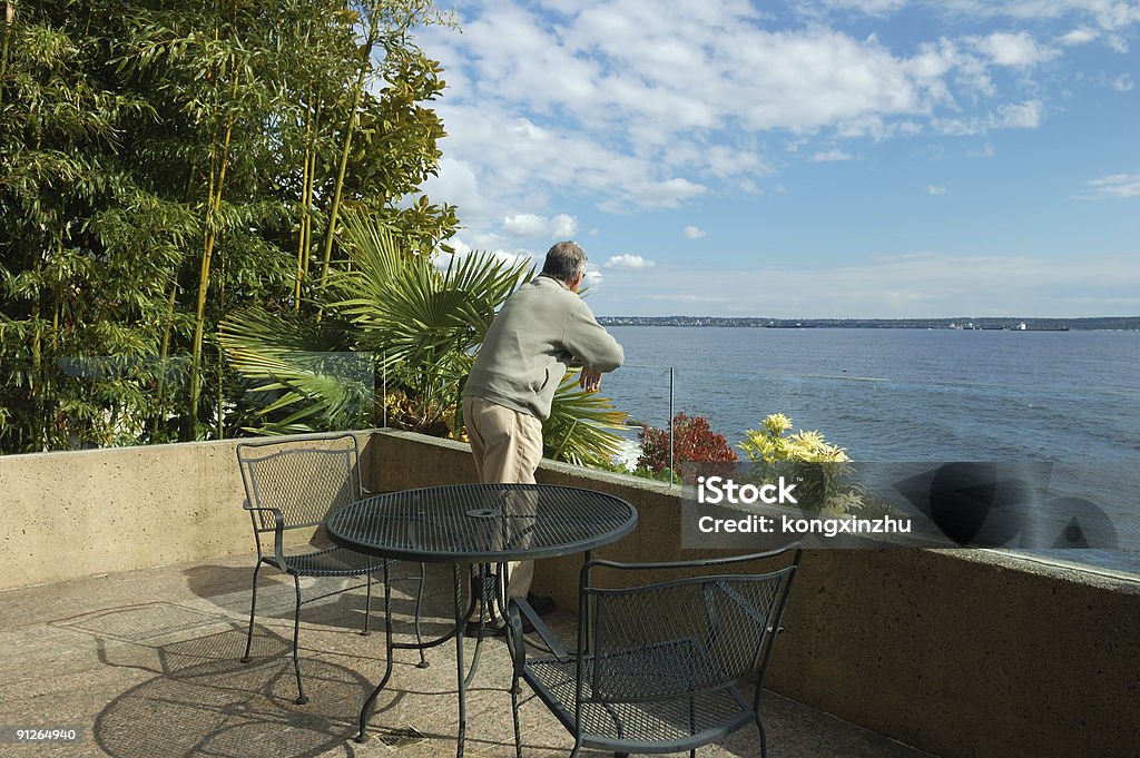 Человек, стоя на пляж Дом патио - Стоковые фото Море роялти-фри