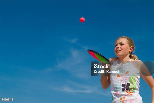 Photo libre de droit de Fille Jouant Un Match De Baseball Sur La Plage banque d'images et plus d'images libres de droit de Activité - Activité, Activité de loisirs, Activités de week-end