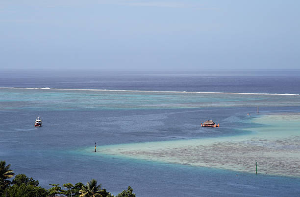 power barcos da lagoa - french polynesia pier lagoon nautical vessel - fotografias e filmes do acervo