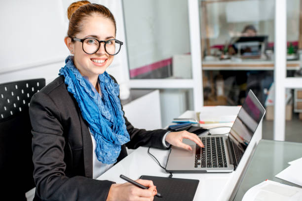 istock Creative woman in the office 912655050