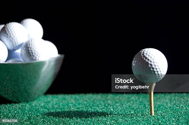 Pallina Da Golf E Tee Con Ciotola - Fotografie stock e altre immagini di Argentato - Argentato, Argento, Colore nero
