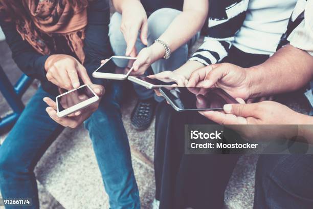 Gruppe Von Personen Mit Smartphone Für Onlineshopping Oder Ecommercekonzept Stockfoto und mehr Bilder von Handy