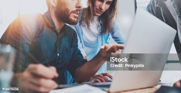 Foto de Grupo De Colegas De Trabalho Sentado Na Mesa De Madeira E Trabalhando Juntos Em Novo Projeto De Inicialização No Escritório Sotão Moderno Horizontalblurred Fundo Cortadas e mais fotos de stock de Tecnologia