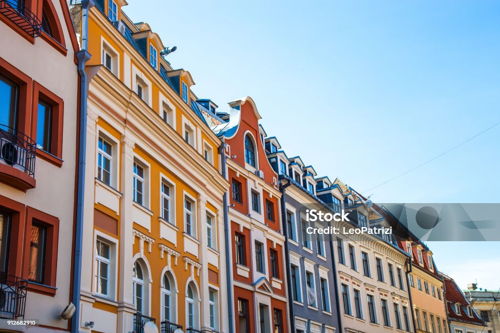 Casas típicas no centro histórico de Riga - Foto de stock de Riga royalty-free