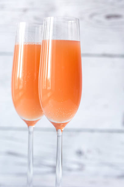 dos vasos de cóctel bellini - champagne pink bubble valentines day fotografías e imágenes de stock
