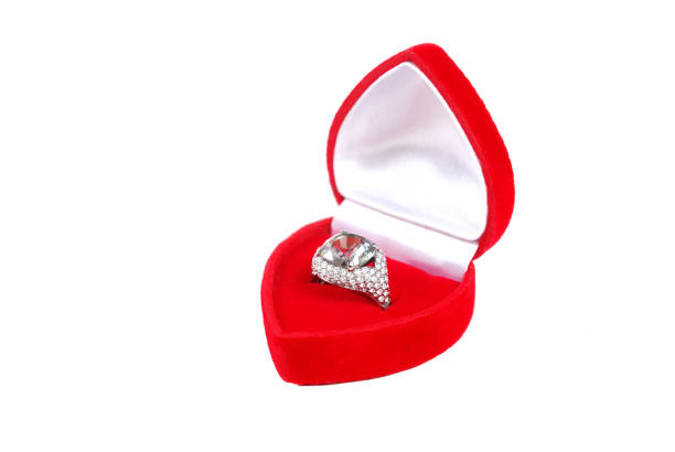 istock marrige ring in red case isolated on white 912708972