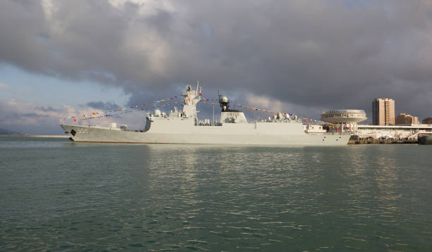 fregate missilistiche delle forze navali della repubblica di cina a novorossijsk - naval flag foto e immagini stock