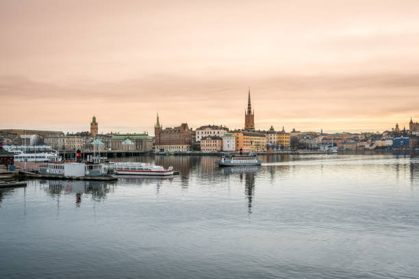 vue panoramique de stockholm en suède par l’eau. - riddarholmen photos et images de collection