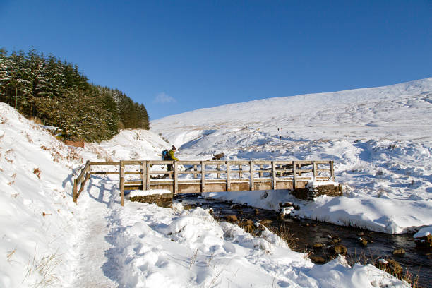 caneta y fã montanha na neve do inverno - wales brecon beacons bridge footpath - fotografias e filmes do acervo