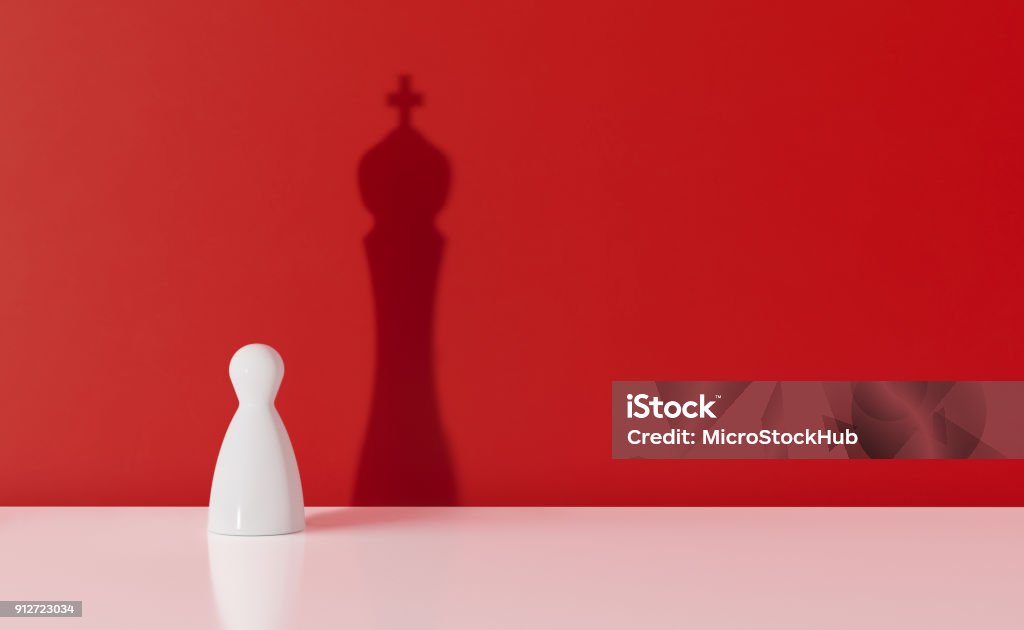 Weiß Schach Pawn wirft den Schatten eines Königs über roten Hintergrund - Lizenzfrei Individualität Stock-Foto