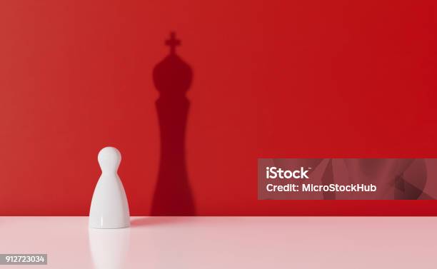 Weiß Schach Pawn Wirft Den Schatten Eines Königs Über Roten Hintergrund Stockfoto und mehr Bilder von Individualität