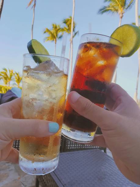 istock Celebrating with cocktails 912727656