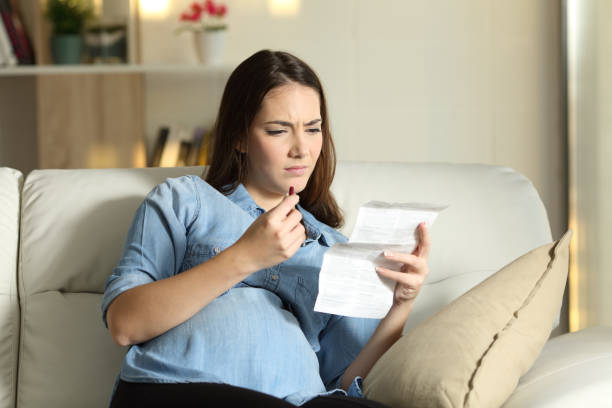 mujer embarazada confundida leyendo un prospecto antes de tomar una píldora - pill human pregnancy capsule women fotografías e imágenes de stock