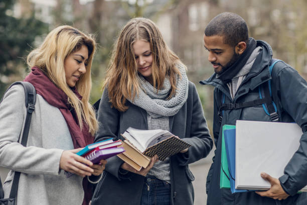 studenti universitari multietnici che vanno a lezione nei paesi bassi - campus autumn walking university foto e immagini stock