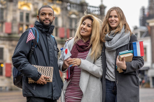 https://media.istockphoto.com/id/912751834/fr/photo/multi-ethnique-%C3%A9tudiants-allant-de-cours-de-langue-aux-pays-bas.jpg?b=1&s=612x612&w=0&k=20&c=kcH3DEbHyTXFnEU1_f4y9NiMC27gdCtmta2wHsx4F5U=