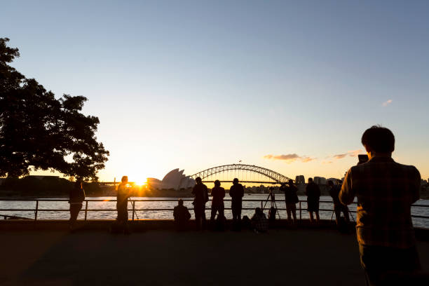 coucher de soleil à hrabour de sydney avec l’opéra et le harbour bridge - sydney harbor bridge sydney opera house vertical australia photos et images de collection