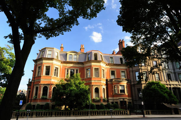 casas históricas de linha na commonwealth avenue em boston - boston back bay street house - fotografias e filmes do acervo