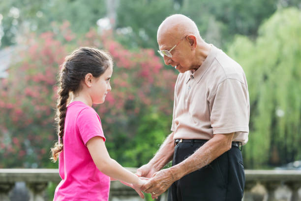 fille, obtenir des conseils de son arrière-grand-père - generation gap multi generation family vertical holding hands photos et images de collection