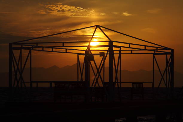 una piccola città di mare turgutreis - sillhoutte foto e immagini stock