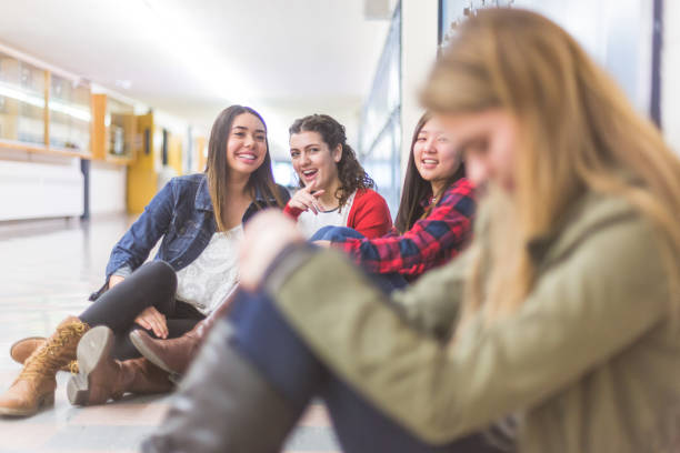 samotnie w korytarzu szkoły średniej - bullying sneering rejection child zdjęcia i obrazy z banku zdjęć