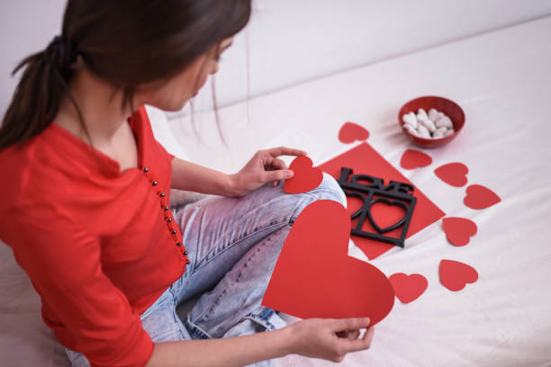 istock Girl in love 912799176