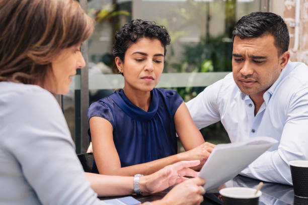 casal sério recebe aconselhamento profissional - business meeting business person worried latin american and hispanic ethnicity - fotografias e filmes do acervo