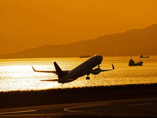 神戸空港から離陸します。 - airport airplane landing red ストックフォトと画像