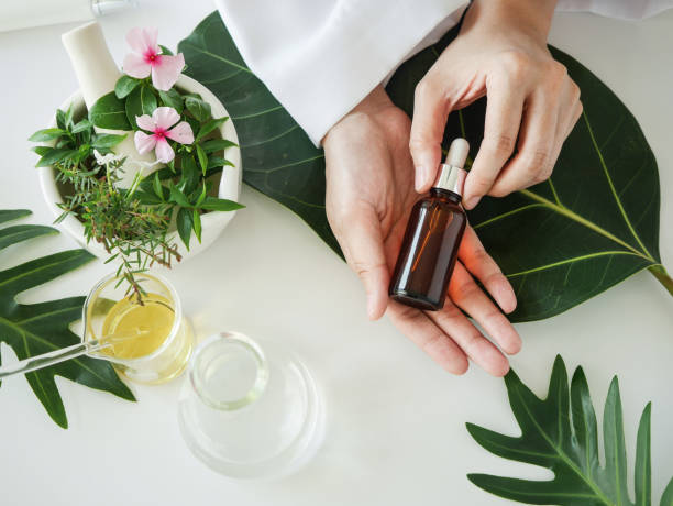 lo scienziato, dermatologo con il prodotto naturale organico in laboratorio.ricerca e sviluppo bellezza concetto di cura della pelle.pacchetto vuoto, bottiglia, contenitore .cream, siero.mano - food laboratory plant biology foto e immagini stock