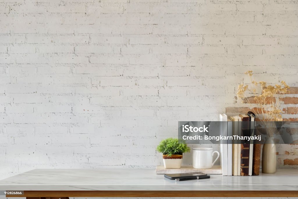Comptoir en marbre avec livres, tasse à café, téléphone mobile et plante. Maquette - Photo de Bureau - Ameublement libre de droits