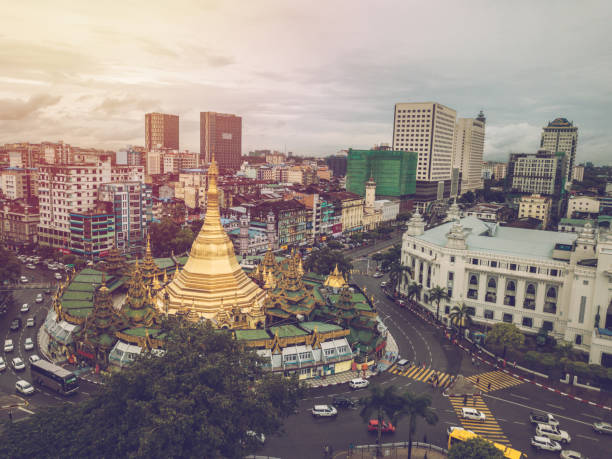 punto de vista aérea de la sule pagoda en la ciudad de yangon, myanmar - burmese culture fotografías e imágenes de stock