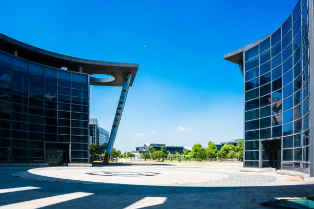 istock Modern office building with traffic in motion blur 912838200