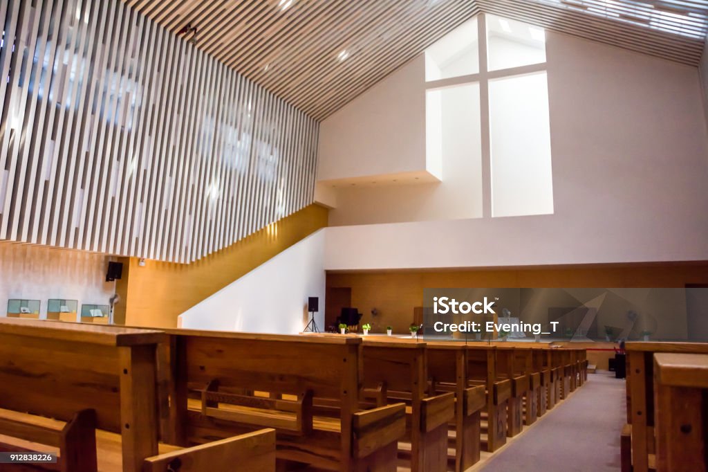 Vista Interior De Una Iglesia Moderna Con Bancas Vacías Foto de stock y más  banco de imágenes de Iglesia - iStock