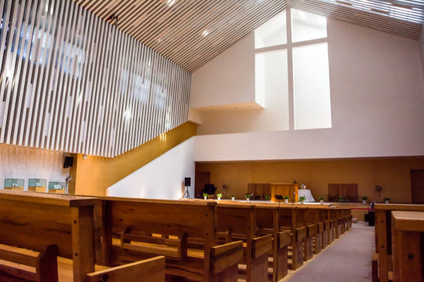 vista interior de una iglesia moderna con bancas vacías - sacred building fotografías e imágenes de stock