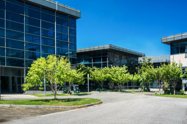 istock Modern office building with traffic in motion blur 912845702
