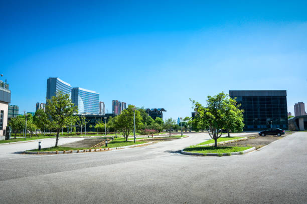 istock Modern office building with traffic in motion blur 912845704