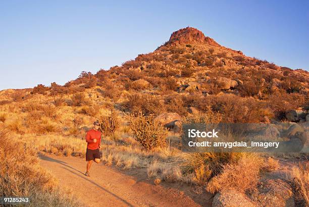 Trailläufer In Bewegung Stockfoto und mehr Bilder von New Mexico - New Mexico, Rennen - Körperliche Aktivität, Abgeschiedenheit