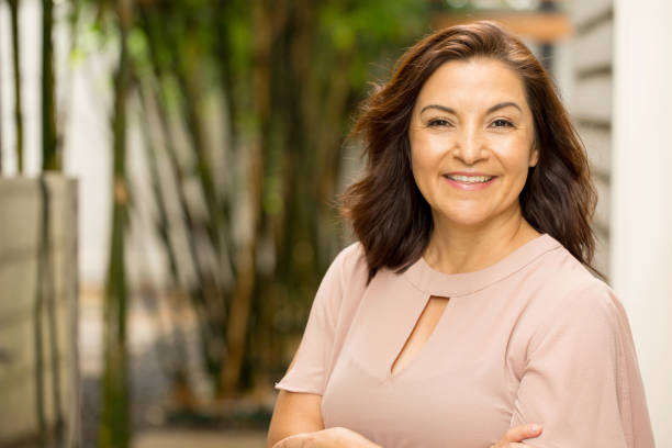 mulher de hispnaic feliz sorrindo. - businesswoman women business beautiful - fotografias e filmes do acervo