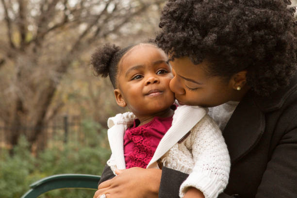 african american matka i jej daugher. - single mother one parent child kissing zdjęcia i obrazy z banku zdjęć