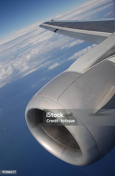 Ala De Avión Volando Foto de stock y más banco de imágenes de Aire libre - Aire libre, Ala de avión, Avión