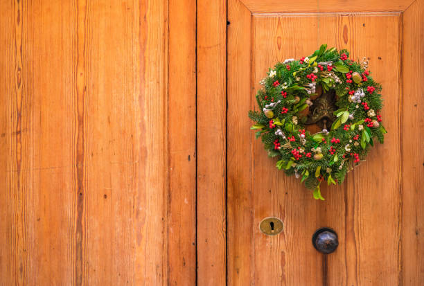 istock Door wreath on wooden front door 912867956