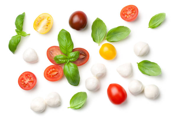 pomidory, bazylia i mozzarella izolowane na białym tle - italian salad zdjęcia i obrazy z banku zdjęć