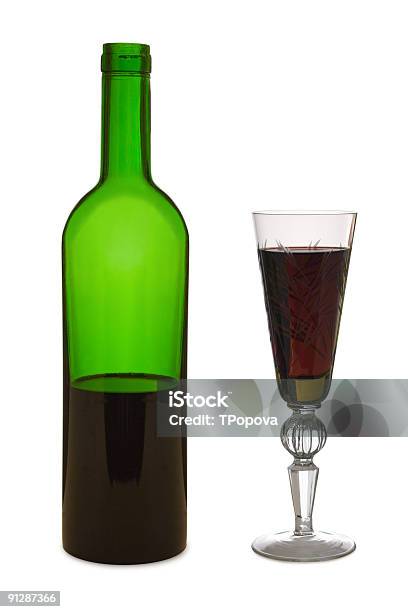 Vidro Com Vinho Tinto E A Garrafa - Fotografias de stock e mais imagens de Bebida - Bebida, Bebida Alcoólica, Branco