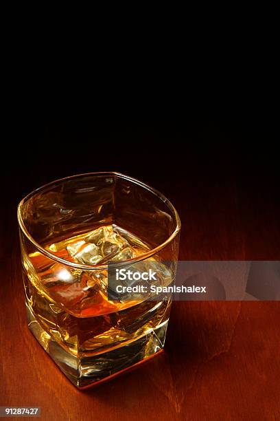 Whisky Y Copyspace Foto de stock y más banco de imágenes de Barra - Bar - Barra - Bar, Bebida, Bebida alcohólica