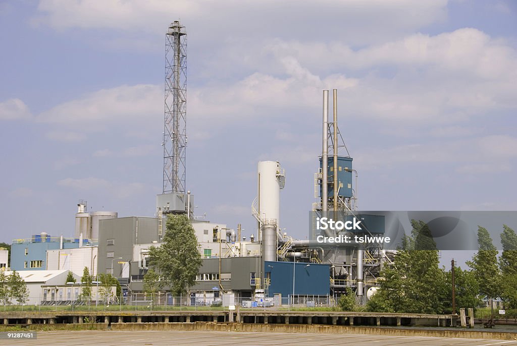 Poluição da chaminé em fábrica química - Foto de stock de Chaminé royalty-free