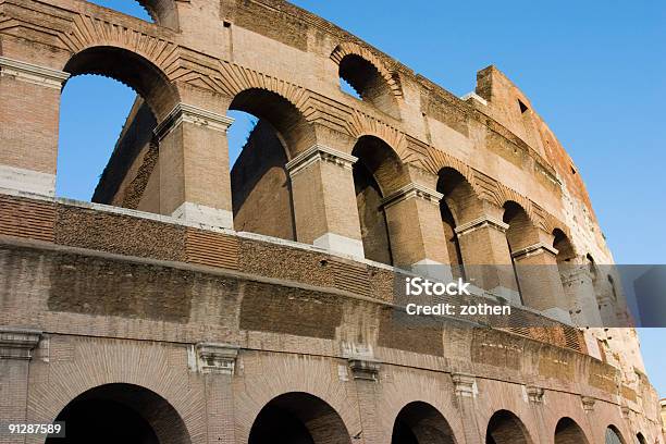 Desde Roma Coliseo Foto de stock y más banco de imágenes de Antiguo - Antiguo, Antigüedades, Arco - Característica arquitectónica
