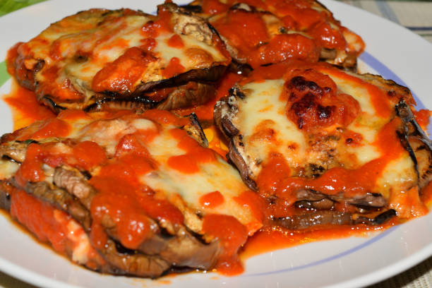 gros plan d’un italien délicieux parmigiana - eggplant cheese mozzarella italian cuisine photos et images de collection