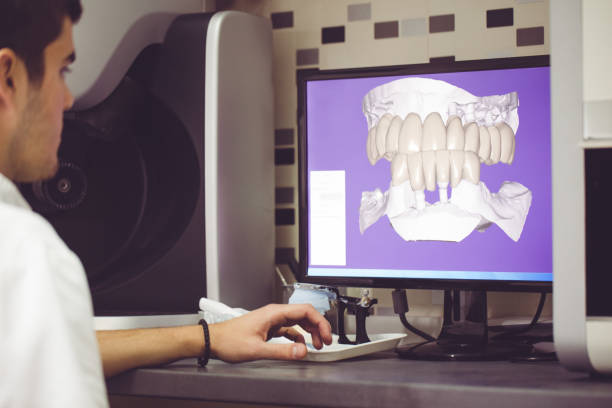 técnico dental usando o computador para operar equipamentos odontológicos - dentist dentist office human teeth dental equipment - fotografias e filmes do acervo